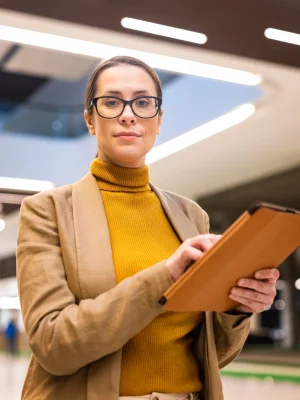 medium_shot_woman_holding_tablet